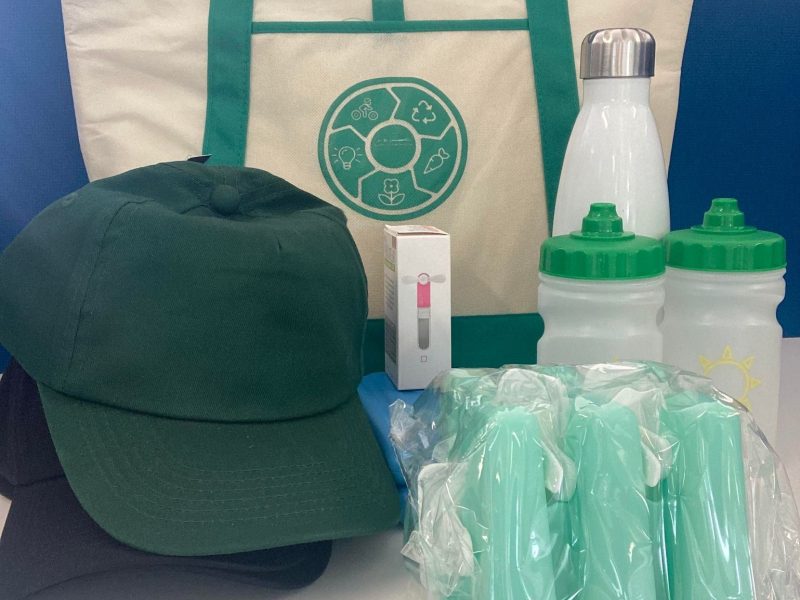 The cool packs include a cap, cool packs and cooling bottles