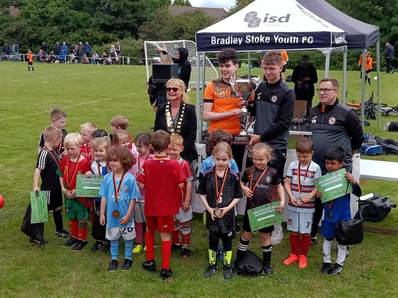 Bradley Stoke mayor Natalie Field presents the medals and trophies